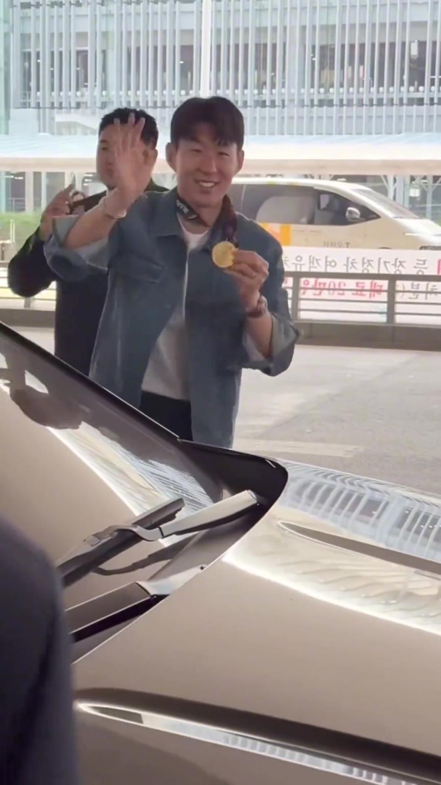 衣錦還鄉(xiāng)！孫興慜返回韓國(guó)，眾多女球迷讓其把歐聯(lián)獎(jiǎng)牌戴上