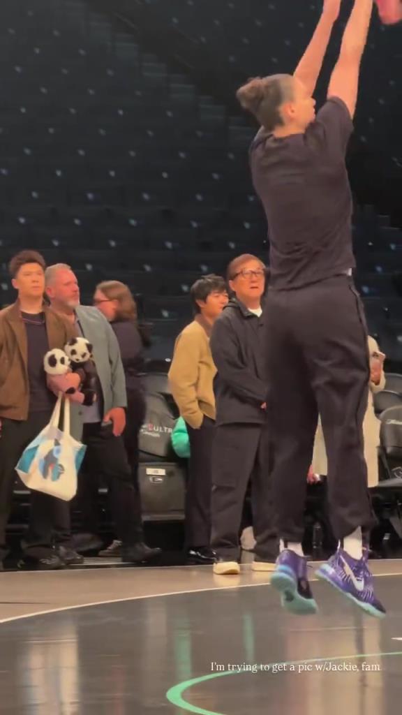 71歲成龍現(xiàn)身巴克萊中心看女籃比賽：她們投籃怎么那么準(zhǔn)?。。?>
                                <div   id=