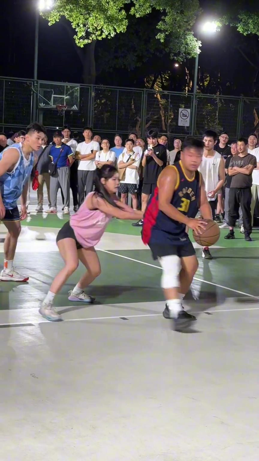 這哥們看見(jiàn)防自己的是女生，一個(gè)勁背打，球也不傳了